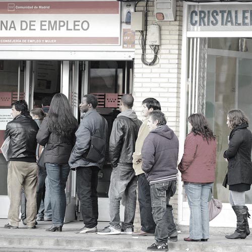 Fotografía de personas en la cola del paro para solicitar la prestación por desempleo